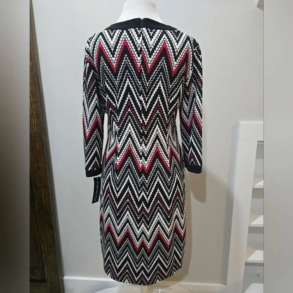 Madison Leigh shift dress featuring a red, black, and white chevron NWT Size 10 - Picture 2 of 3